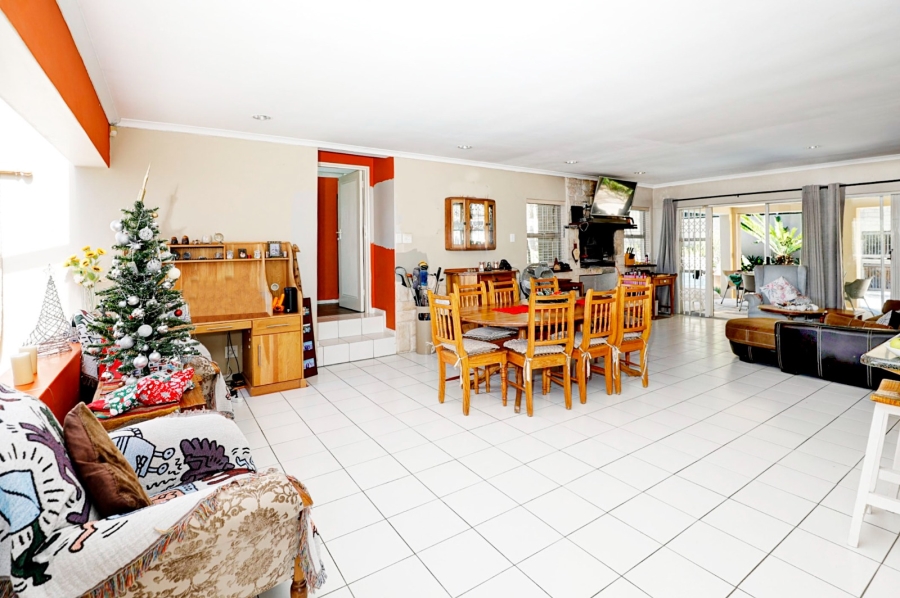 5 Bedroom Property for Sale in Loevenstein Western Cape